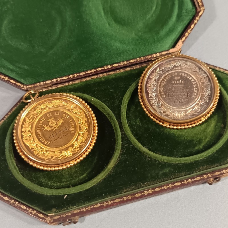 COFFRET DE 2 MEDAILLES CLASSE OR ET ARGENT PAROISSE ST BERNARD DIOCESE DE PARIS ATTRIBUEES EN 1868 SECOND EMPIRE